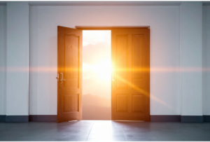 una porta che si apre e si intravvede una luce potente