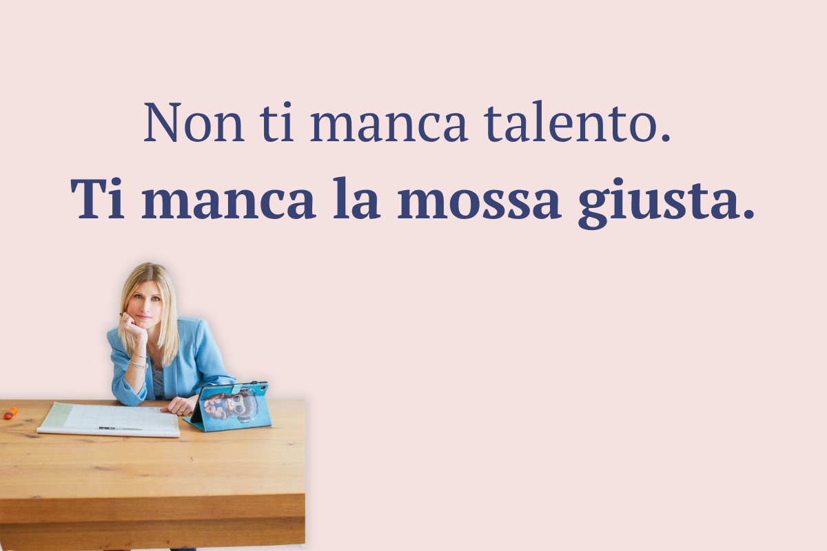 persona seduta su una scrivania